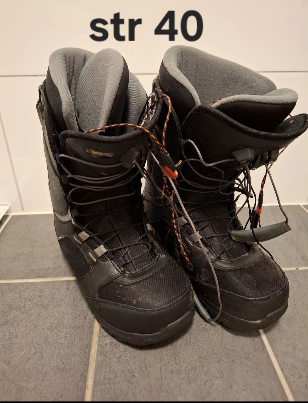 Snowboards og sko gies bort