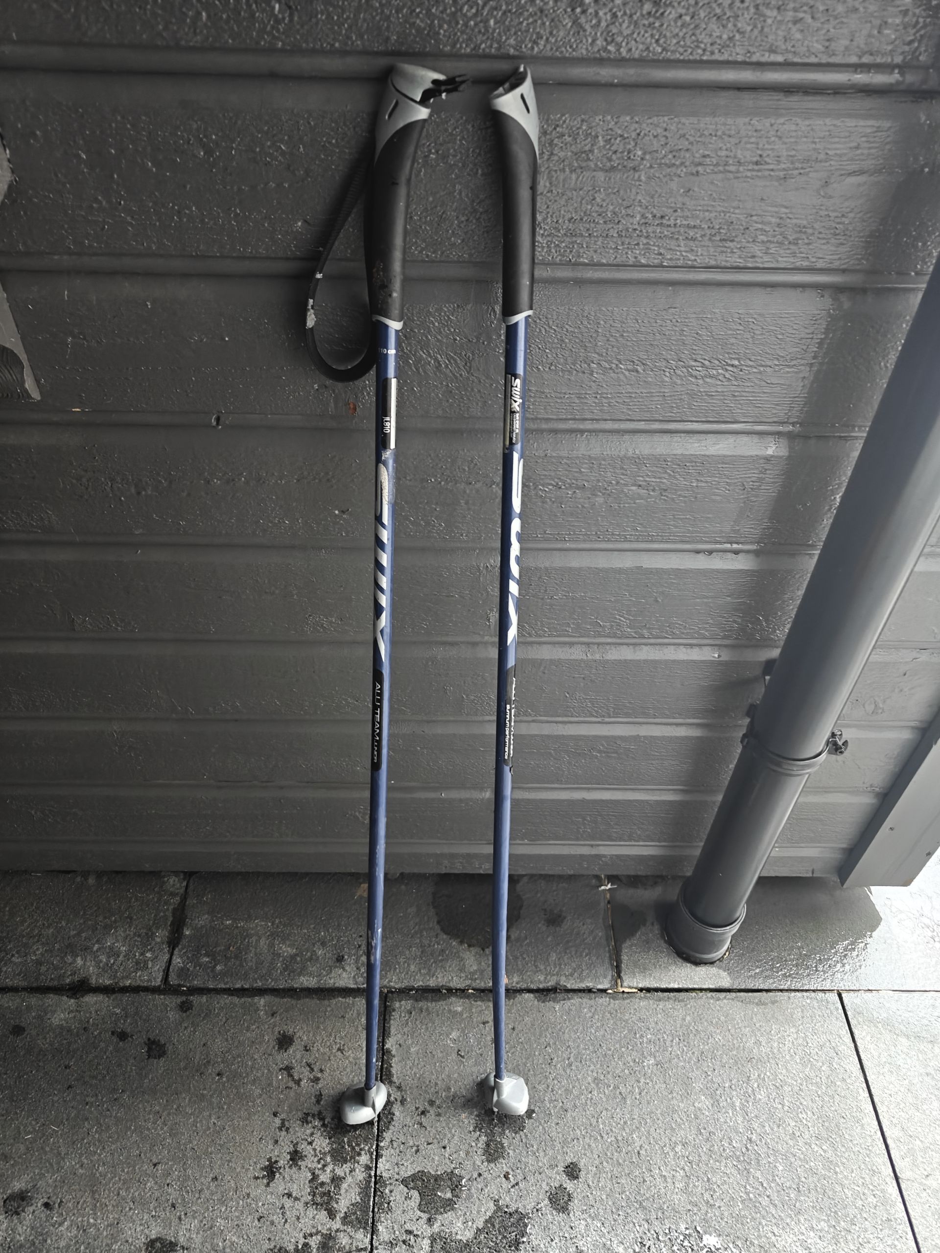 Snowboards og sko gies bort