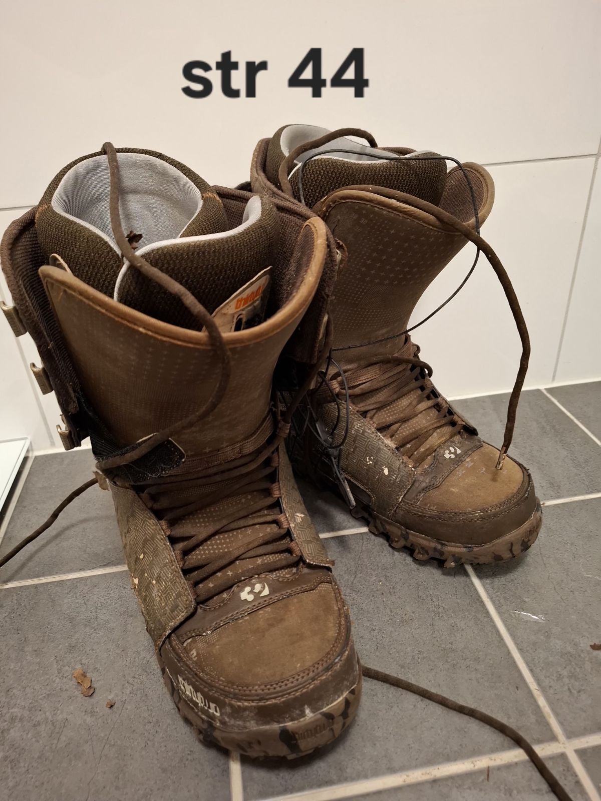 Snowboards og sko gies bort