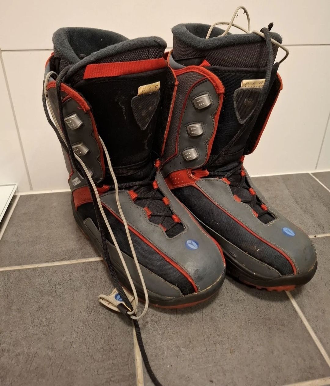 Snowboards og sko gies bort