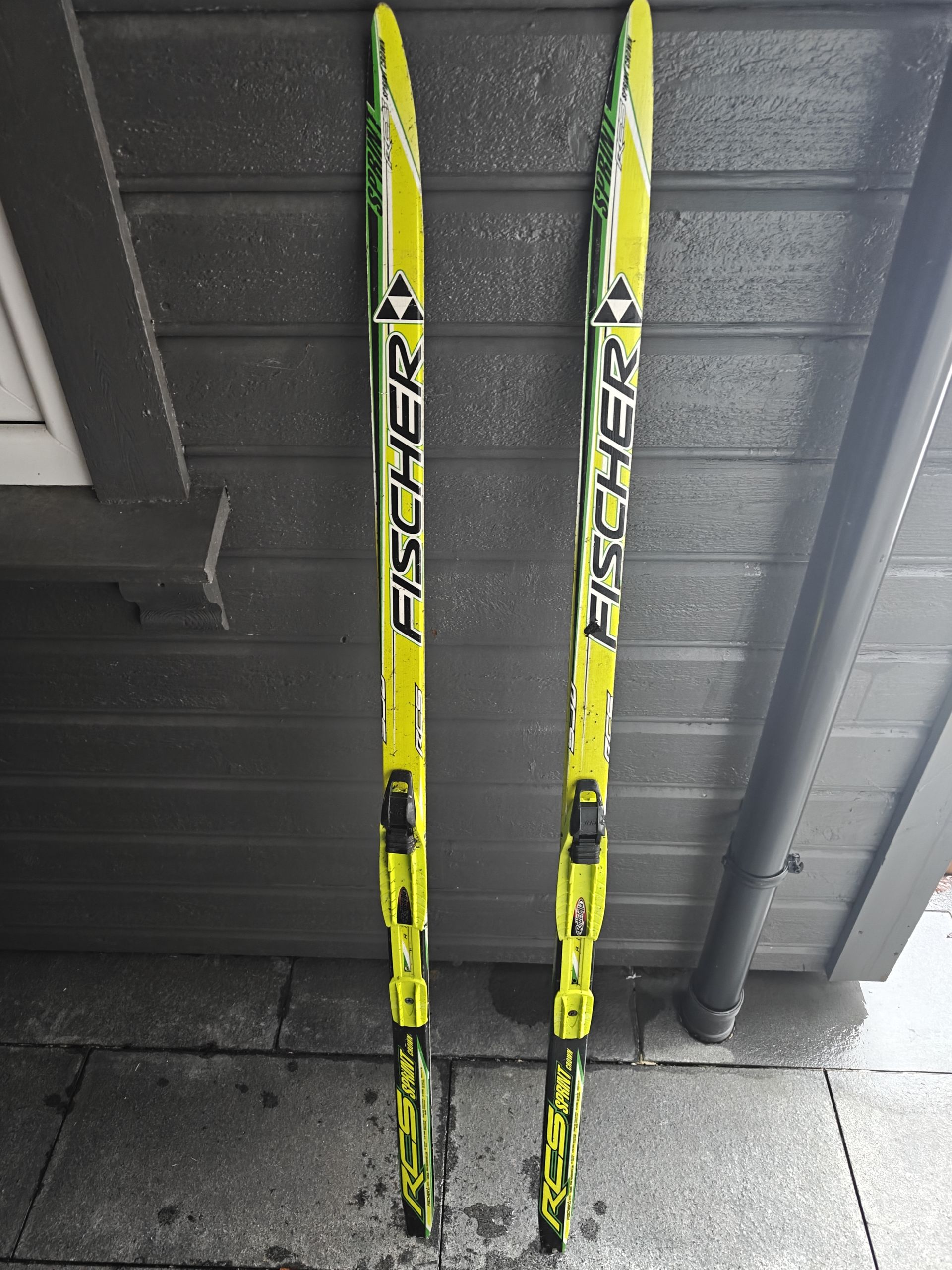 Snowboards og sko gies bort