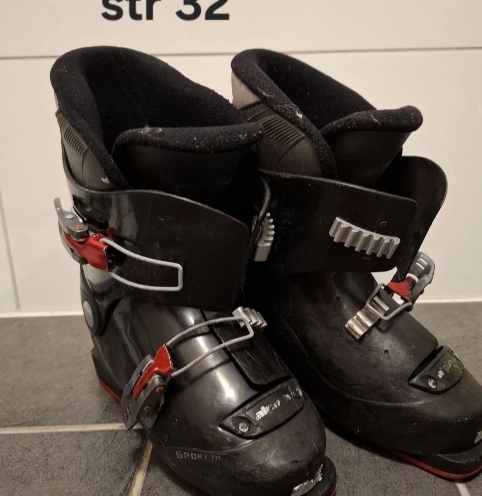 Snowboards og sko gies bort