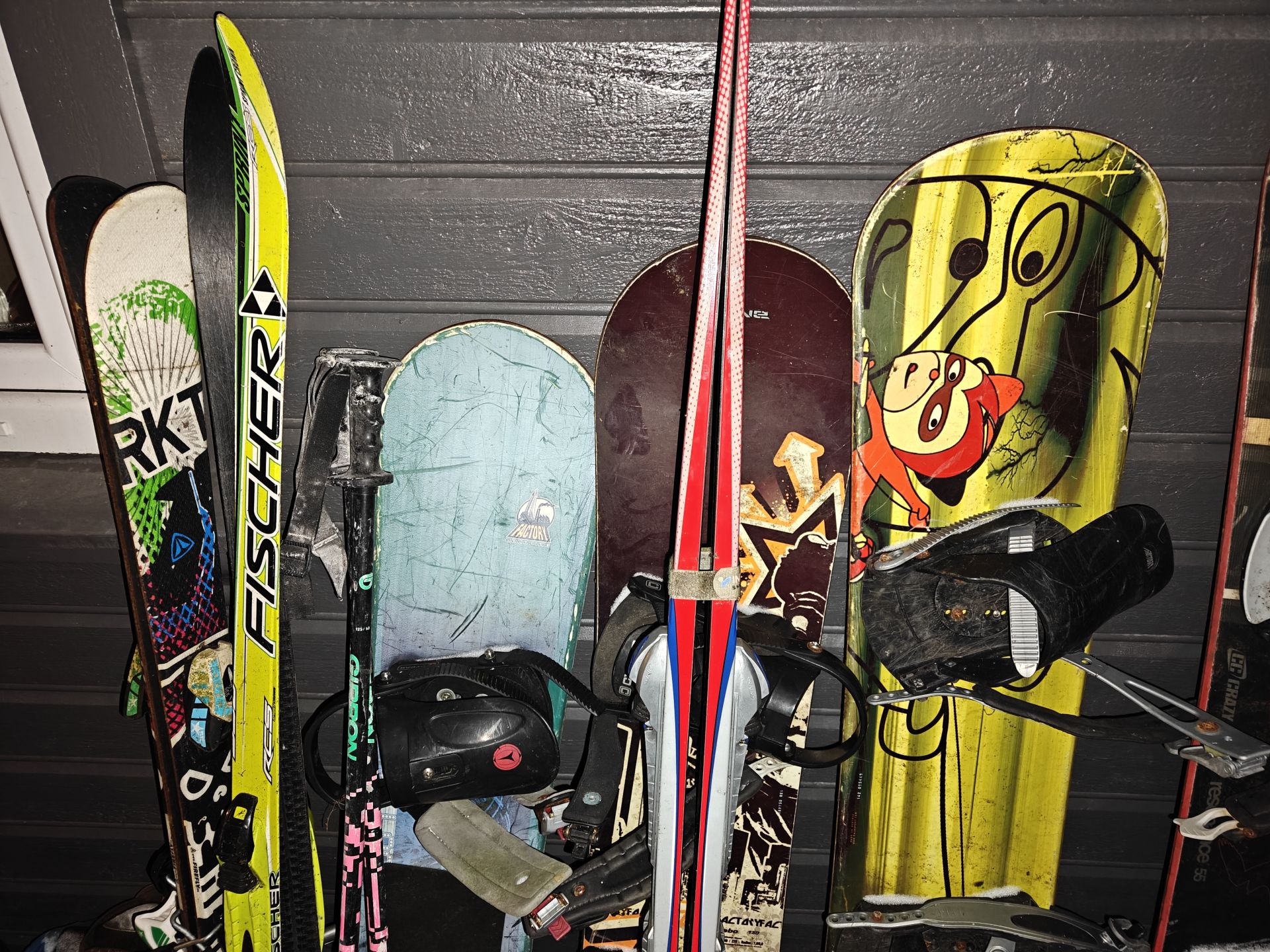 Snowboards og sko gies bort