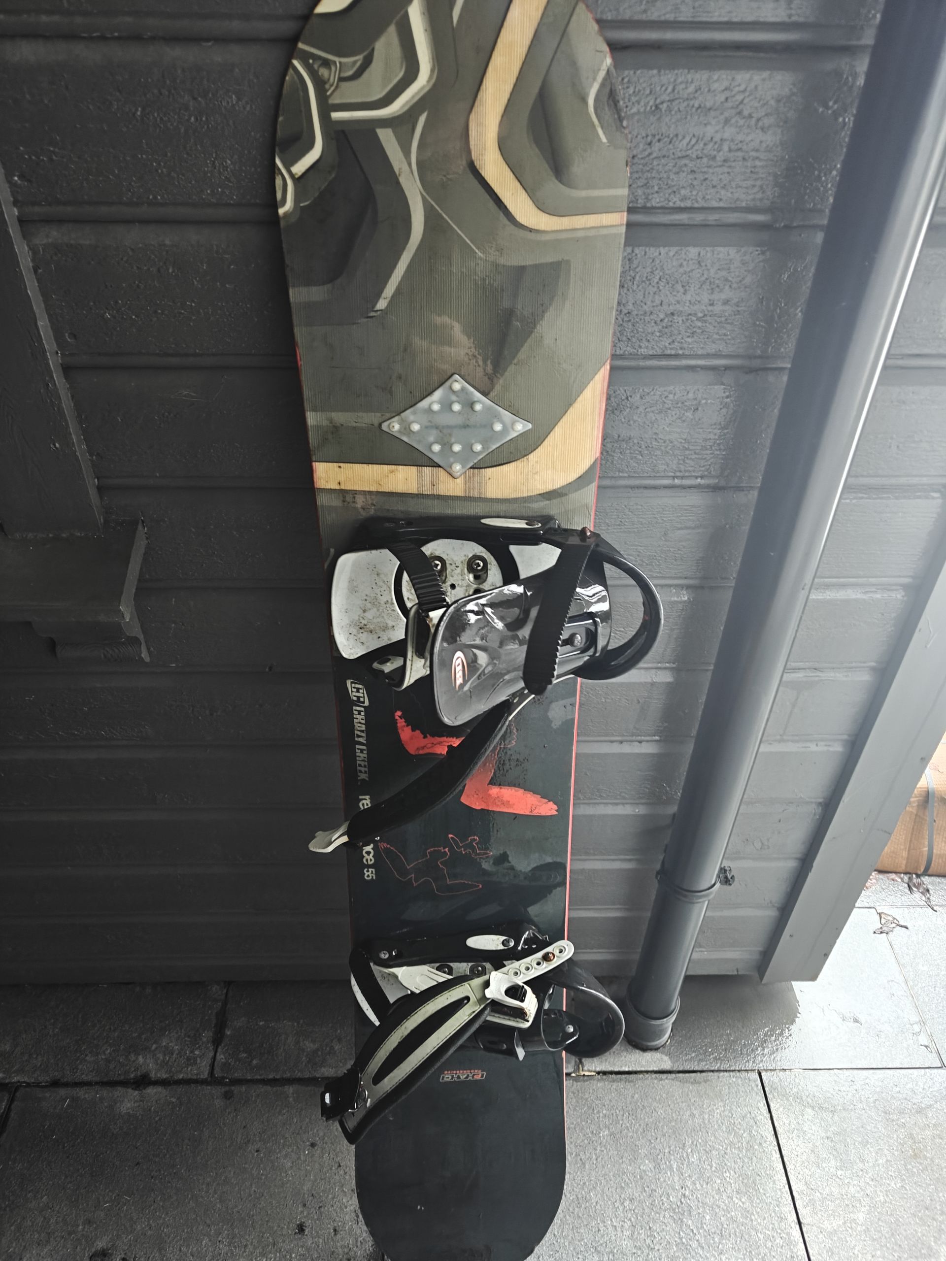 Snowboards og sko gies bort