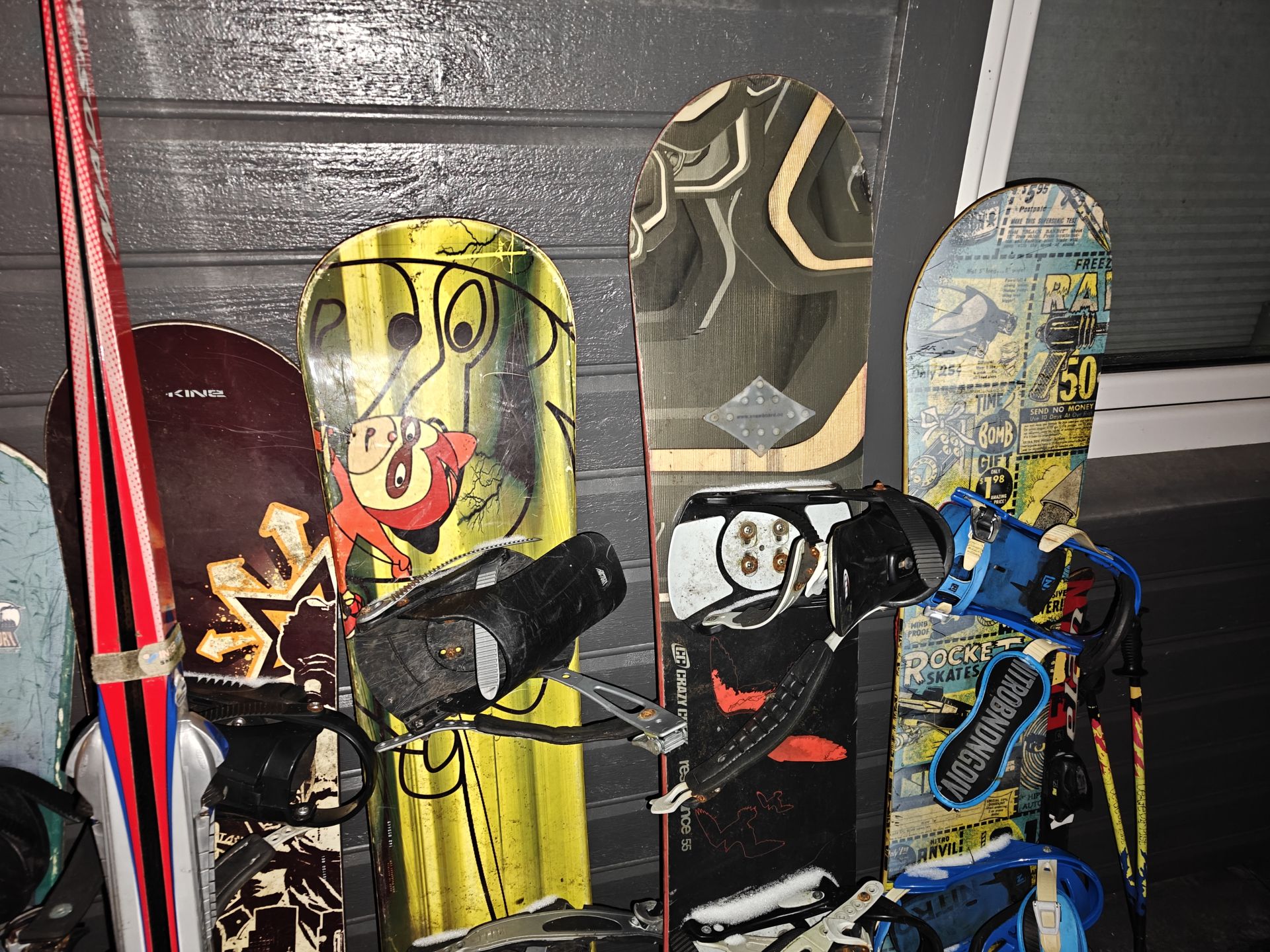 Snowboards og sko gies bort