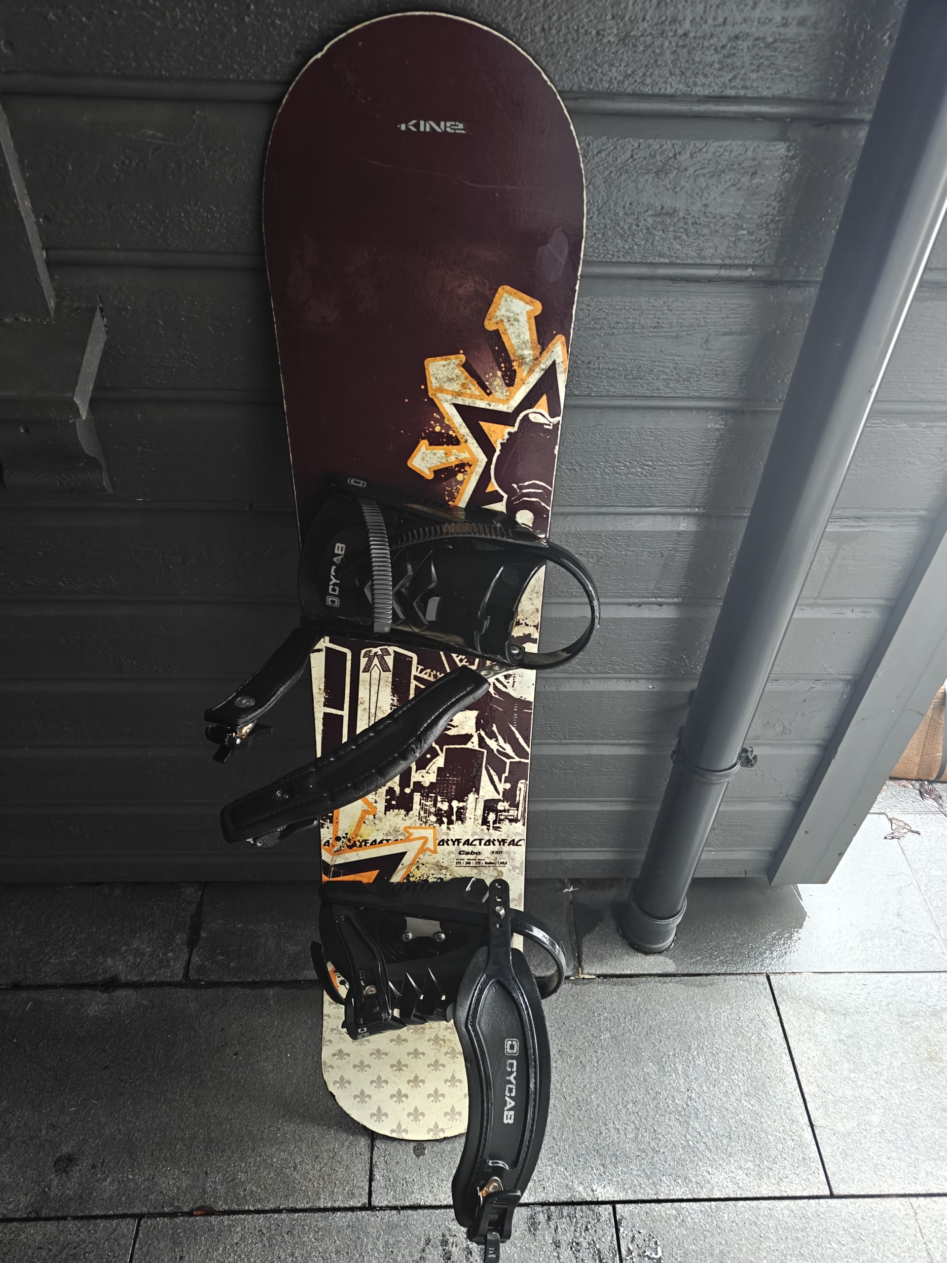 Snowboards og sko gies bort