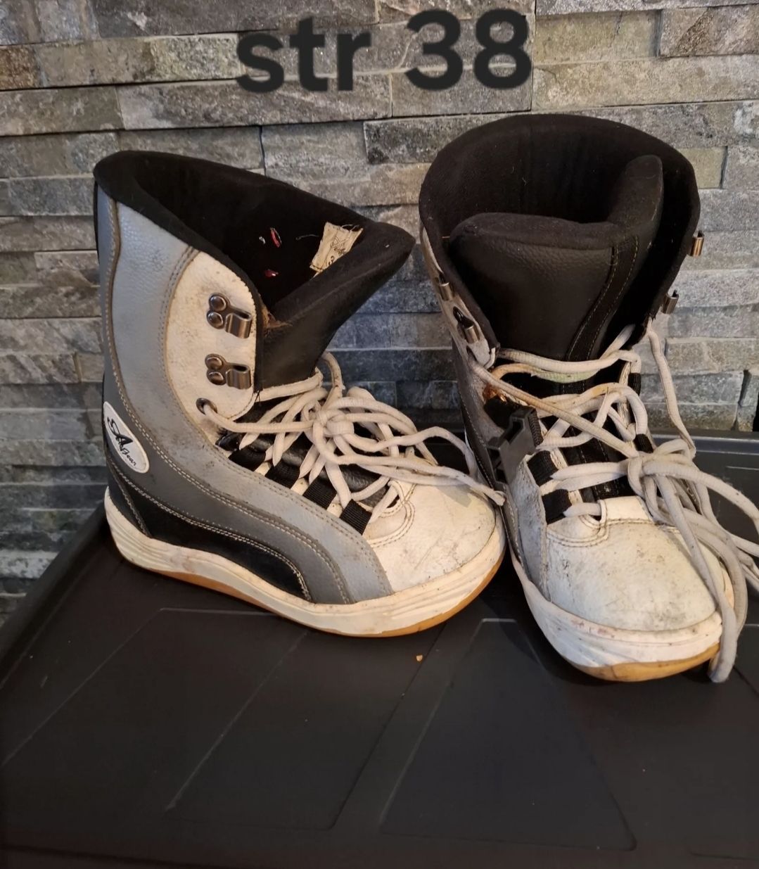 Snowboards og sko gies bort