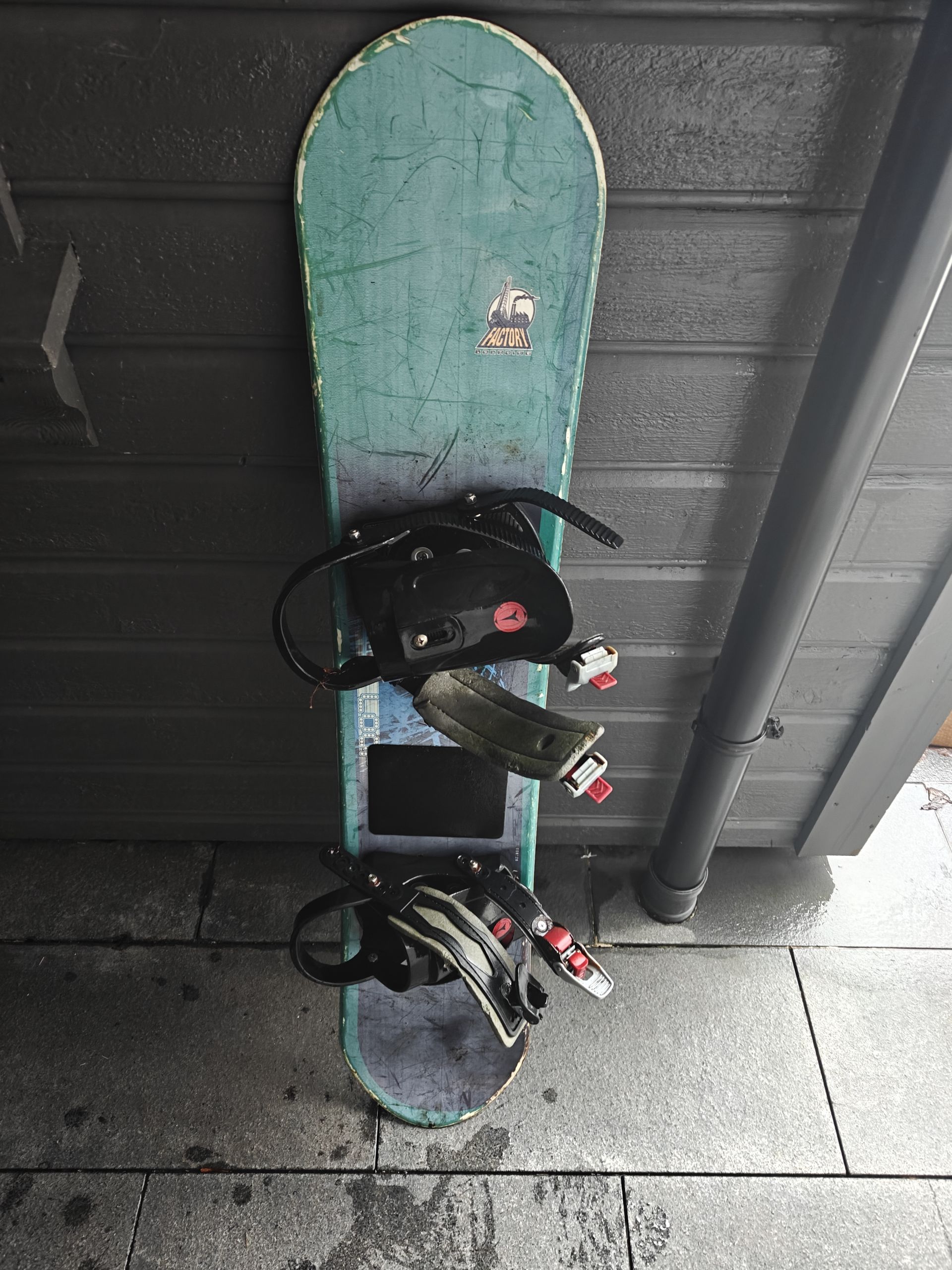 Snowboards og sko gies bort