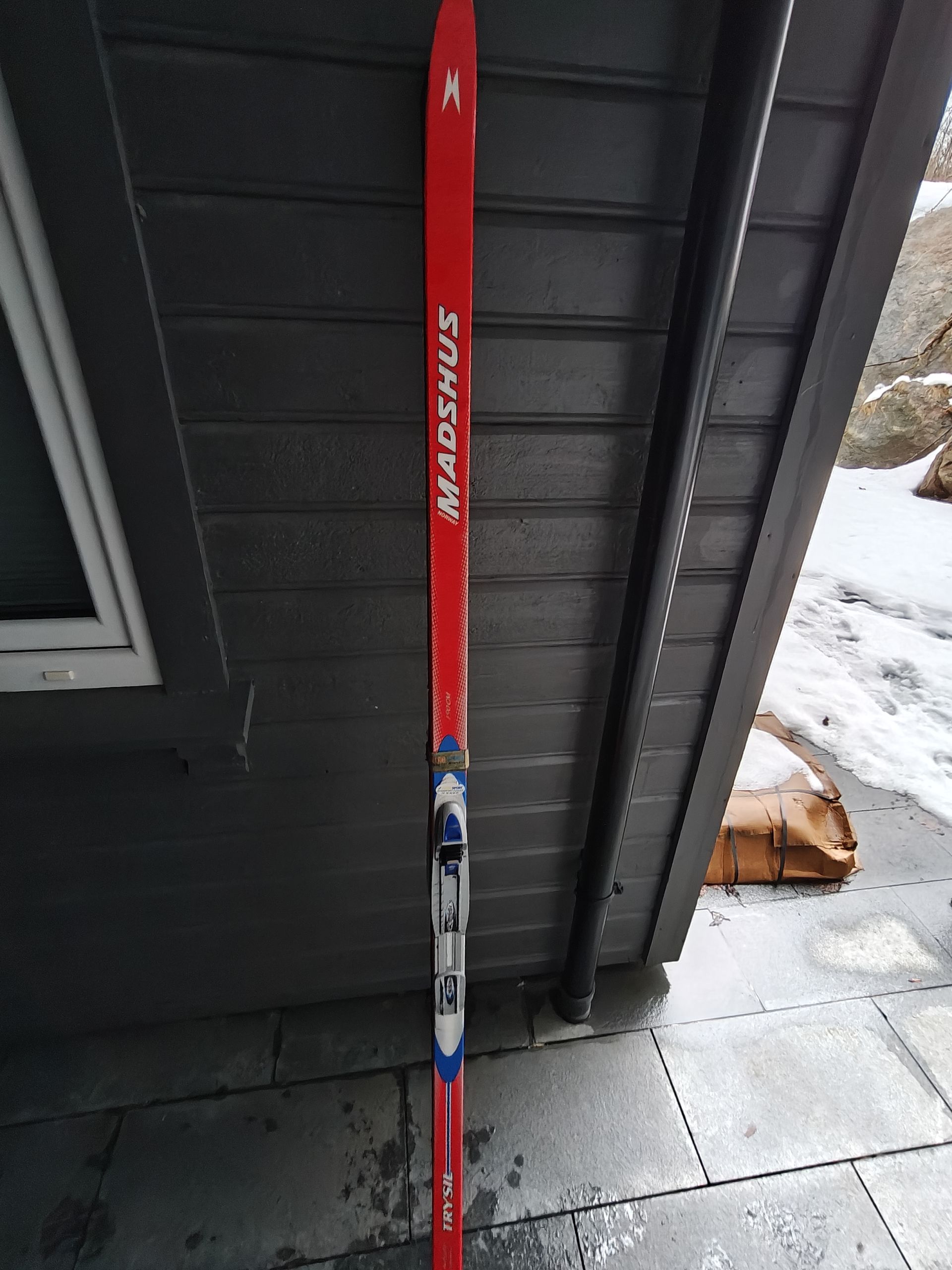 Snowboards og sko gies bort