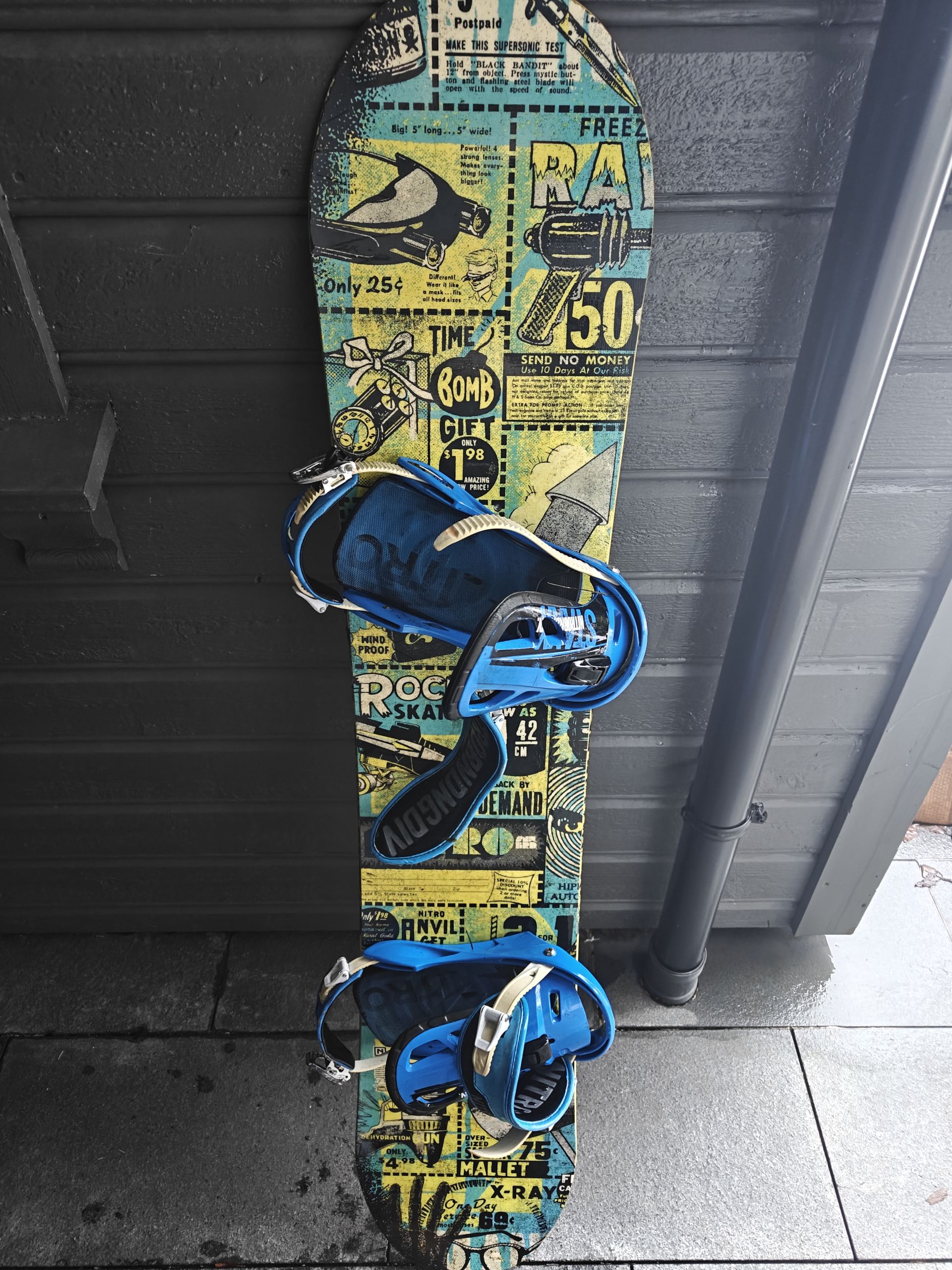Snowboards og sko gies bort