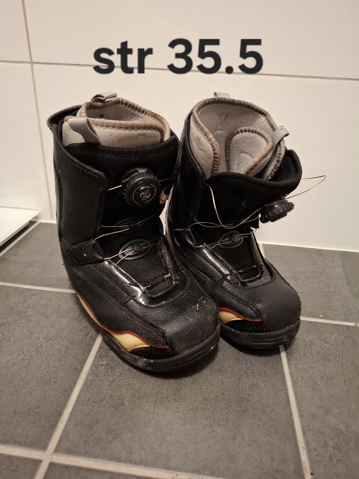 Snowboards og sko gies bort