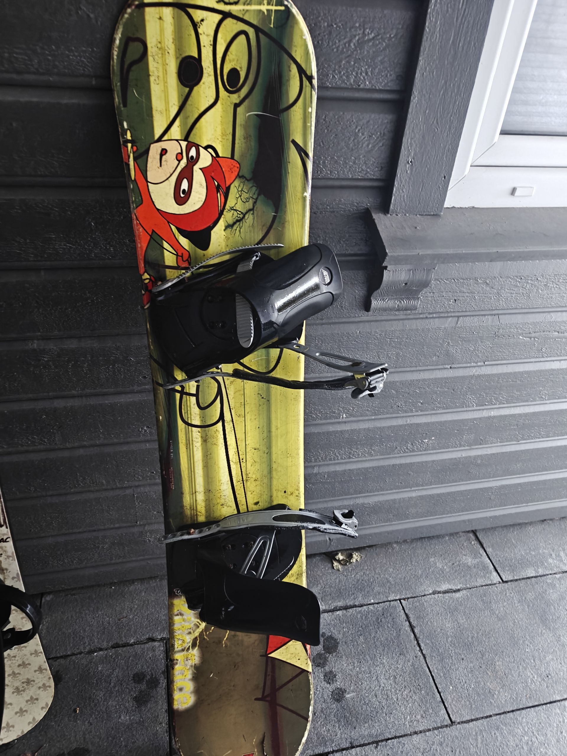 Snowboards og sko gies bort