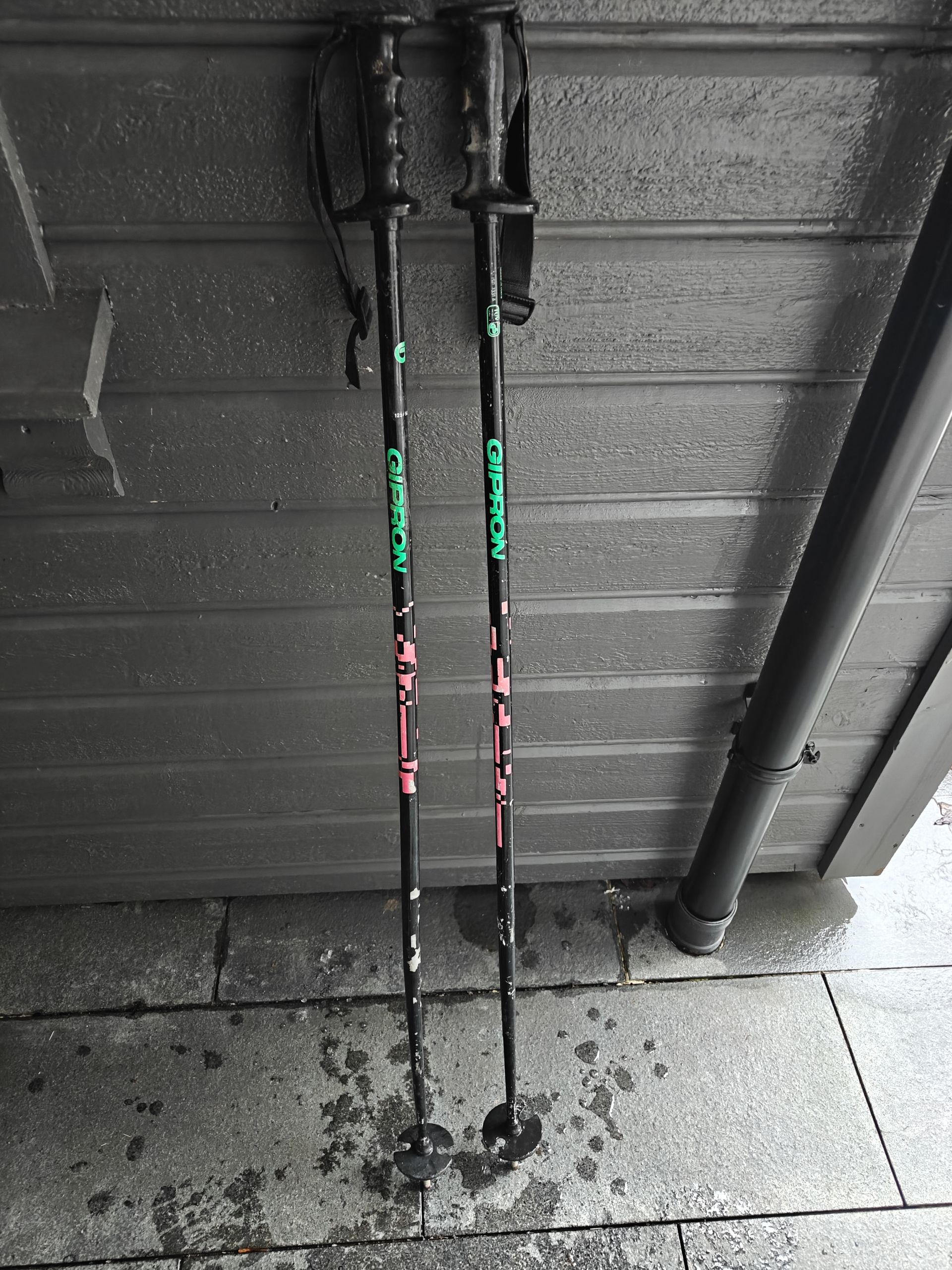 Snowboards og sko gies bort