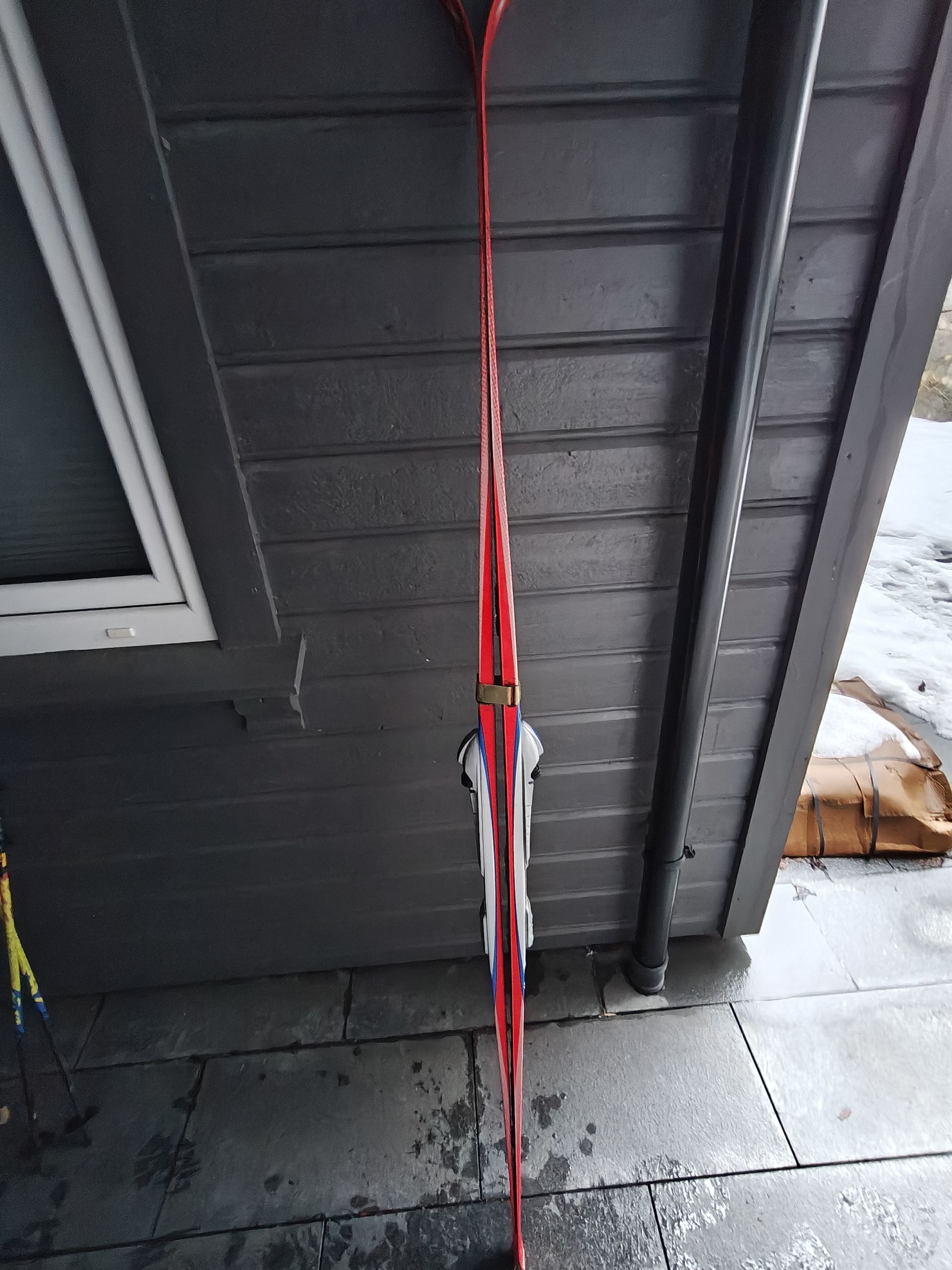 Snowboards og sko gies bort