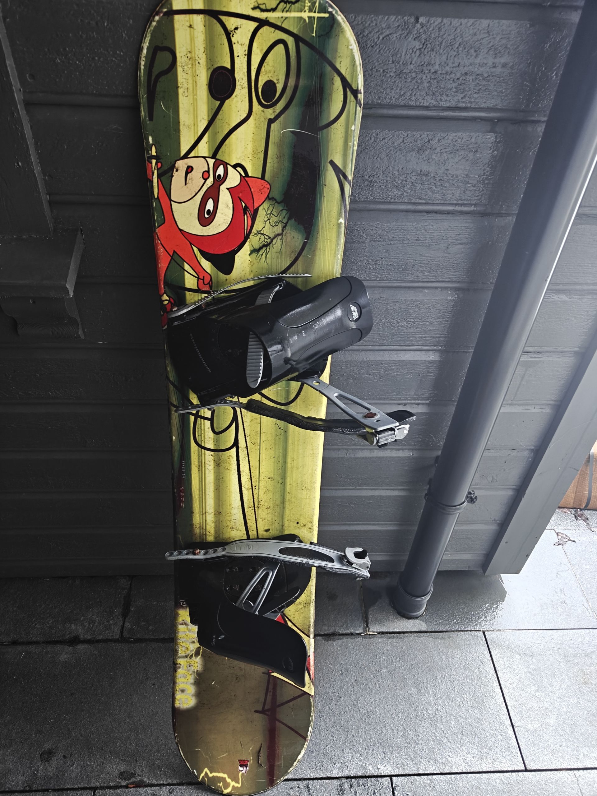 Snowboards og sko gies bort