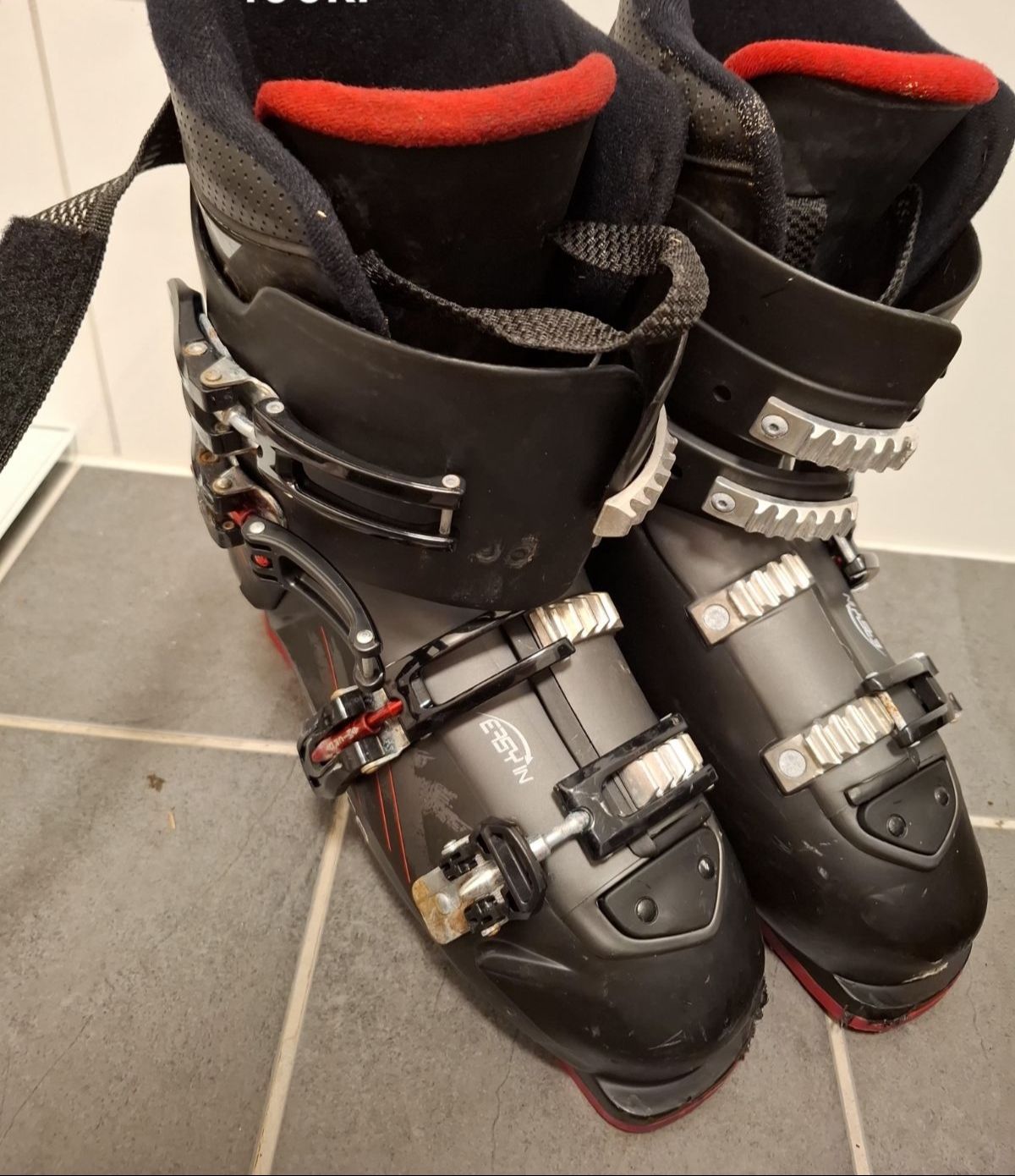 Snowboards og sko gies bort