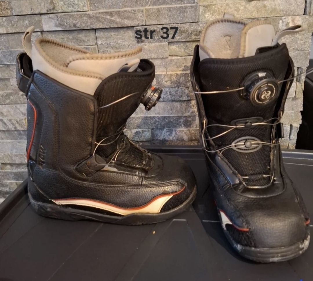 Snowboards og sko gies bort