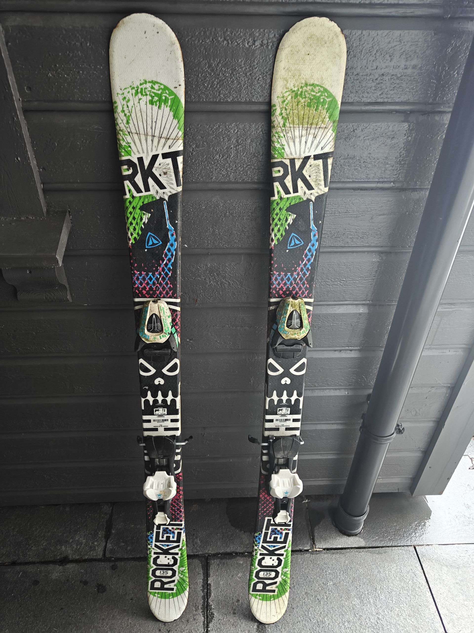 Snowboards og sko gies bort