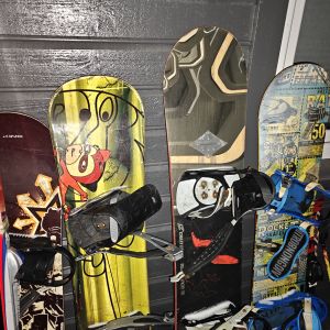 Snowboards og sko gies bort