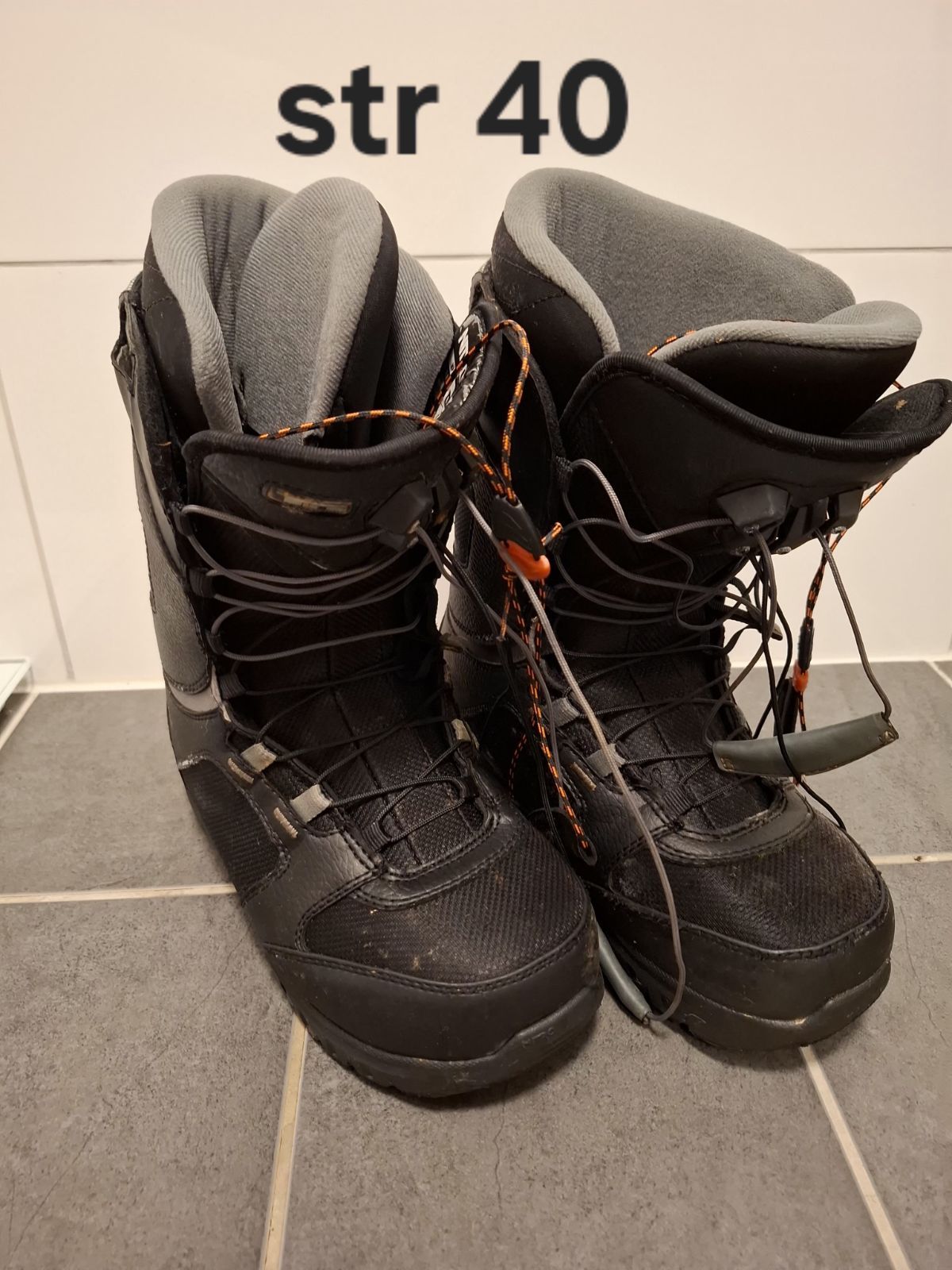 Snowboards og sko gies bort