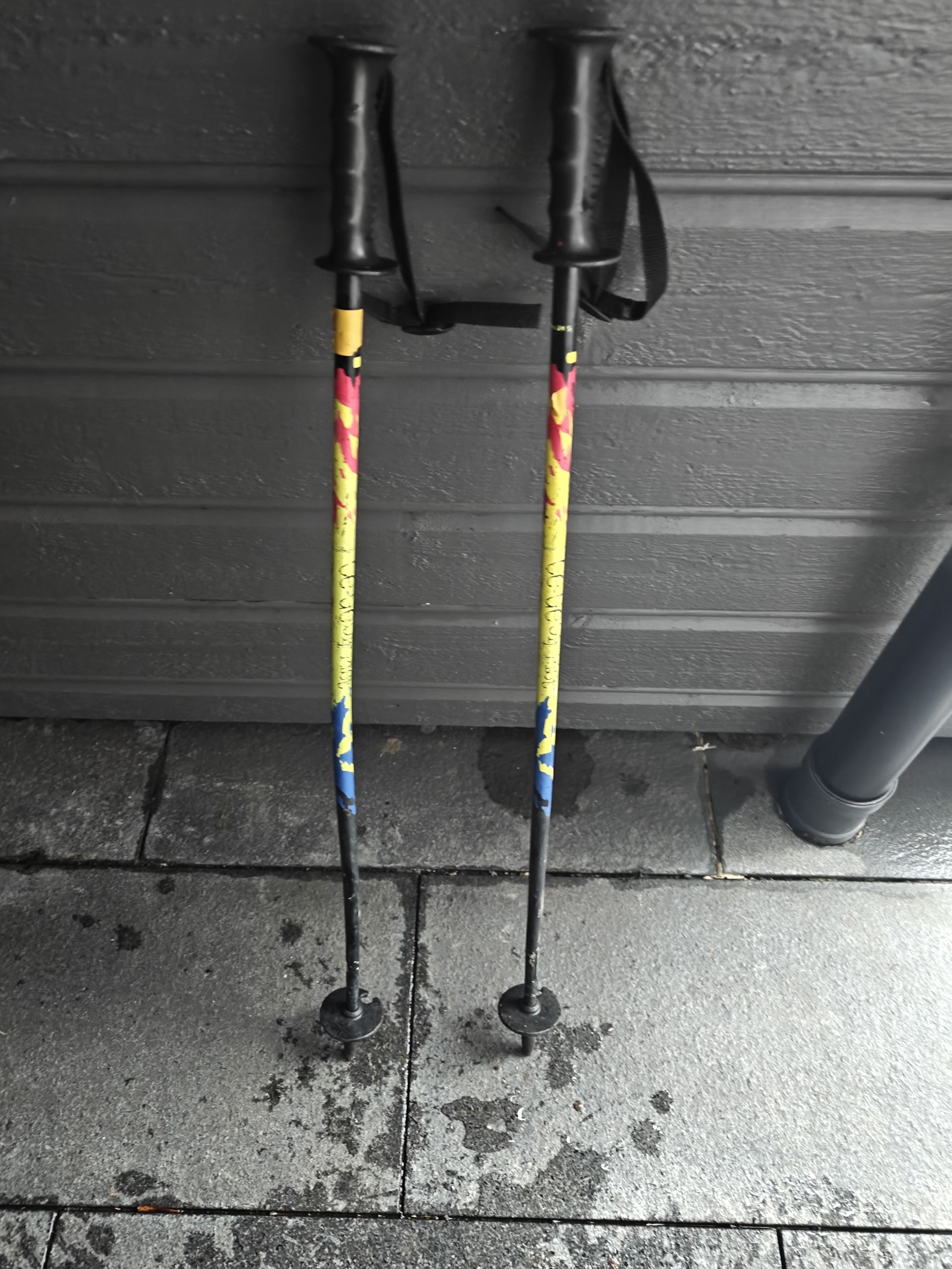 Snowboards og sko gies bort